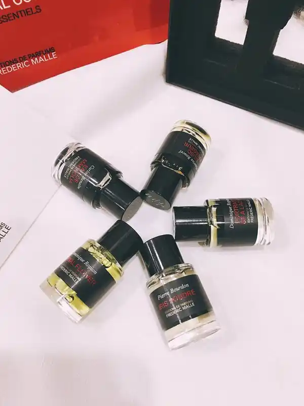 Set Nước Hoa Frederic Malle Fleurs Blanches 5 Mini x 7ml (Carnal Flower, Eau de Magnolia, Iris Poudre, Lys Mediterranee, En Passant)