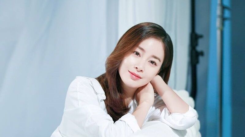 Mê mẩn làn da không tuổi của nàng Kim Tae Hee