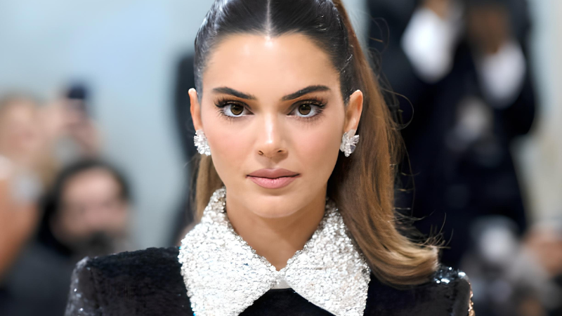 Kendall Jenner mang mỹ phẩm bình dân tham dự Met Gala 2023!