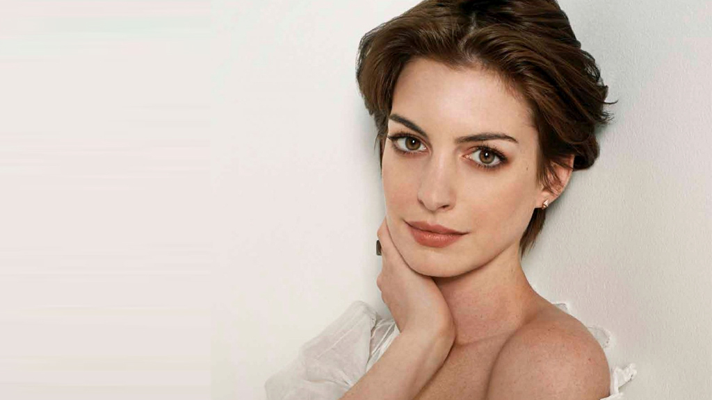 Những kiểu tóc đẹp làm nên thương hiệu của mỹ nhân Anne Hathaway