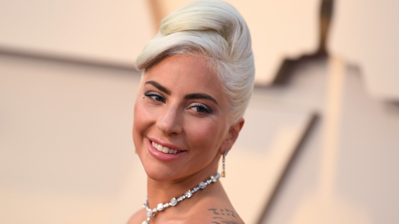 Lady Gaga xuất hiện trên thảm đỏ Oscar 2019 trong kiểu tóc lấy cảm hứng từ huyền thoại điện ảnh Audrey Hepburn