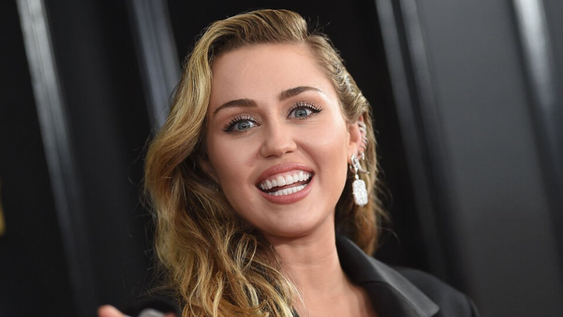 Miley Cyrus bật mí bí quyết đẹp da, giữ dáng ở tuổi 27