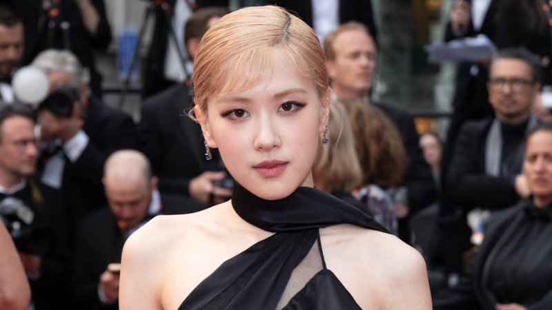 Khám phá 8 món đồ makeup của Rosé (BlackPink) tại thảm đỏ LHP Cannes