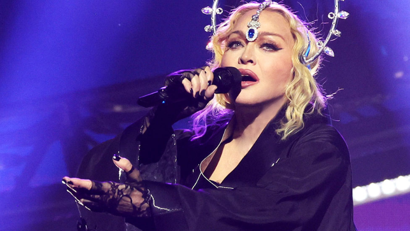 Phong cách trang điểm của Nữ hoàng nhạc Pop Madonna trong khuôn khổ Celebration tour