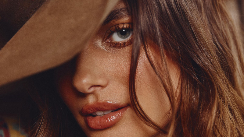 Taylor Hill và những sản phẩm làm đẹp không thể thiếu